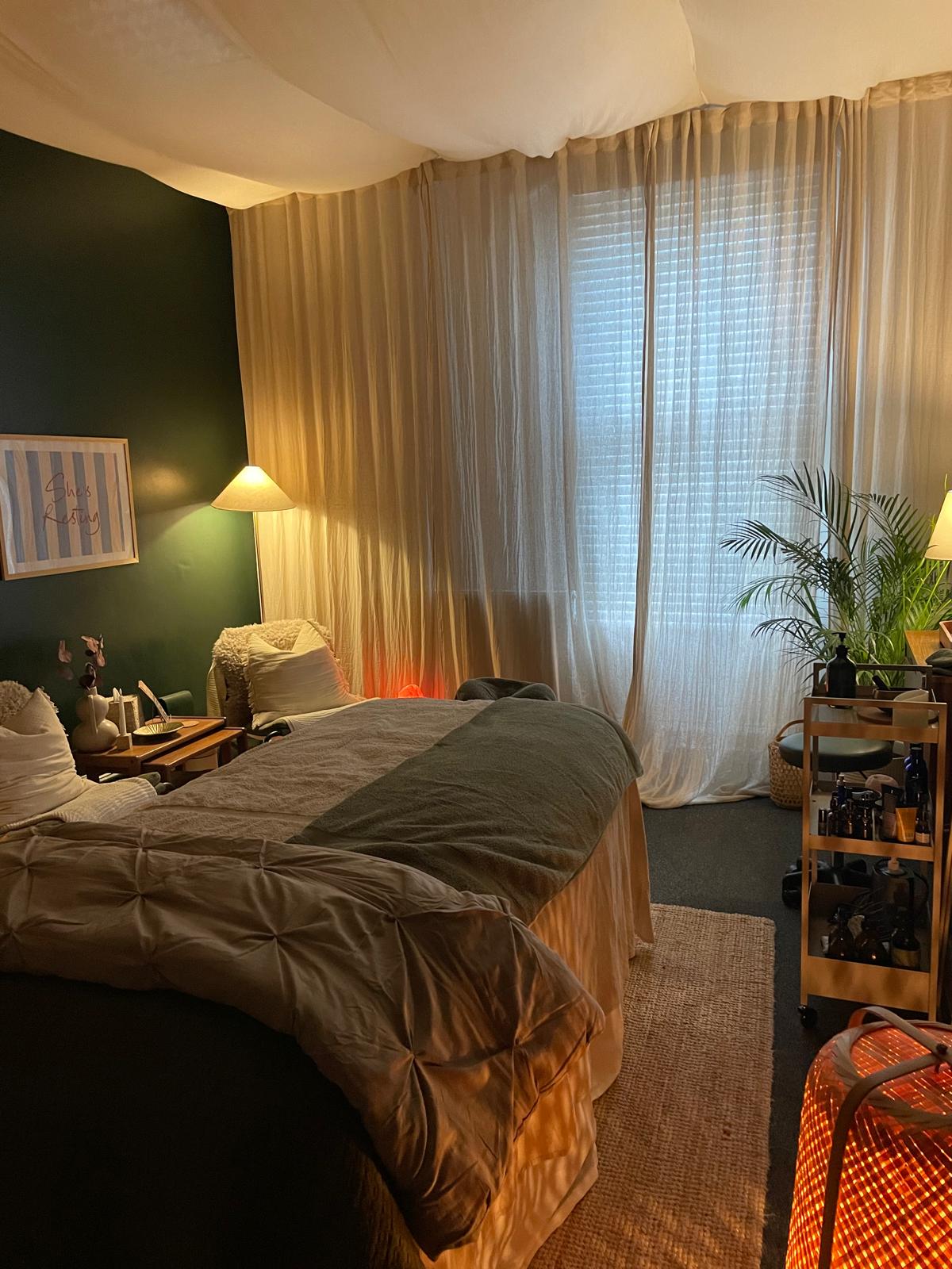 Face cradle and fresh linens prepared for the next session.